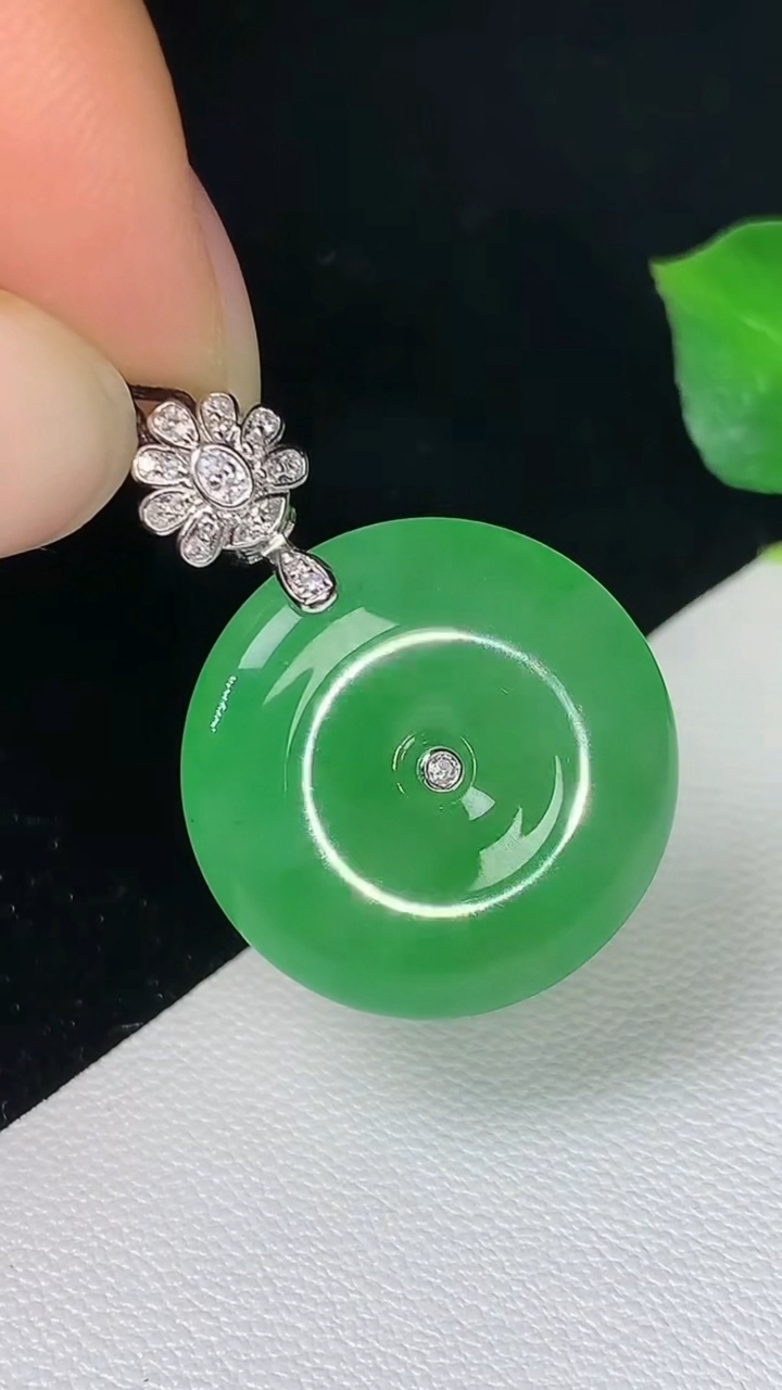 天然A货翡翠平安扣吊坠，尺寸19.9-3.8，重量:3.87g
8月15日