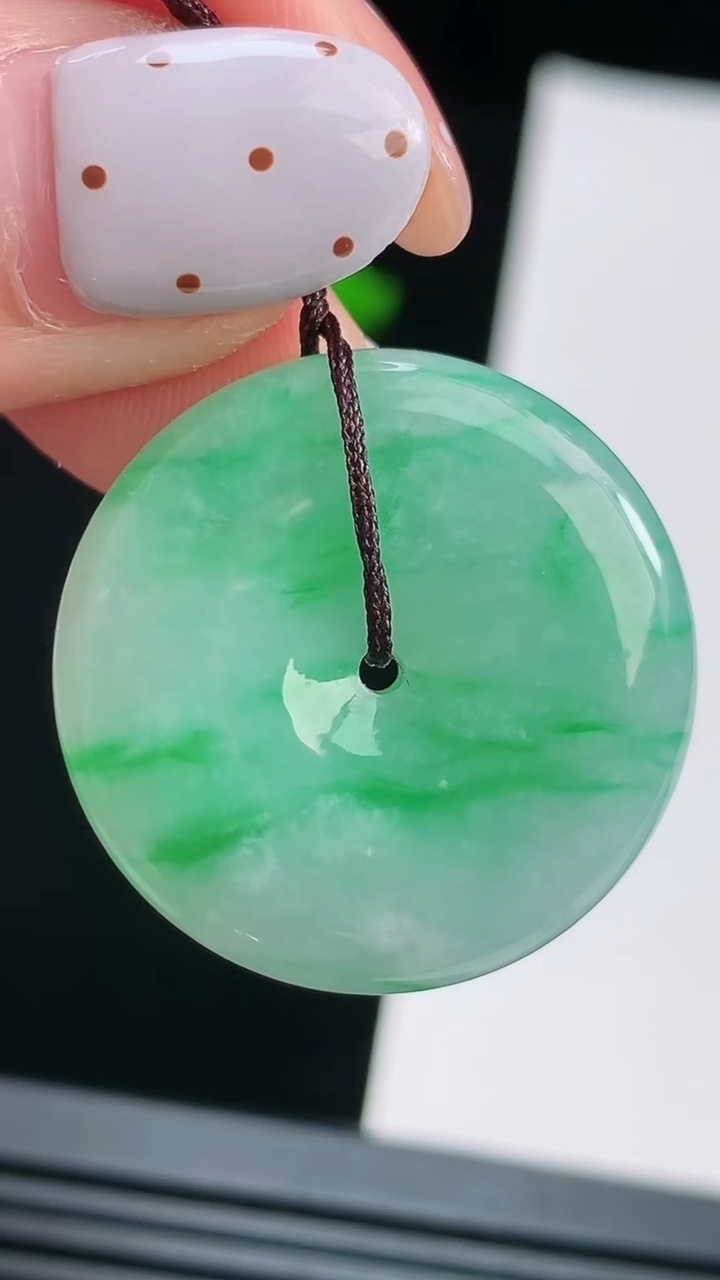 天然A货翡翠平安扣吊坠，尺寸26-5.2 重量:7.90g
8月15日