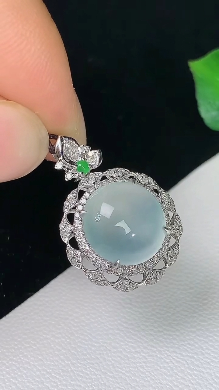 天然A货翡翠白冰蛋面吊坠，尺寸22-15-8.3，裸石10.5-9.9，重量:2.24g
8月15日