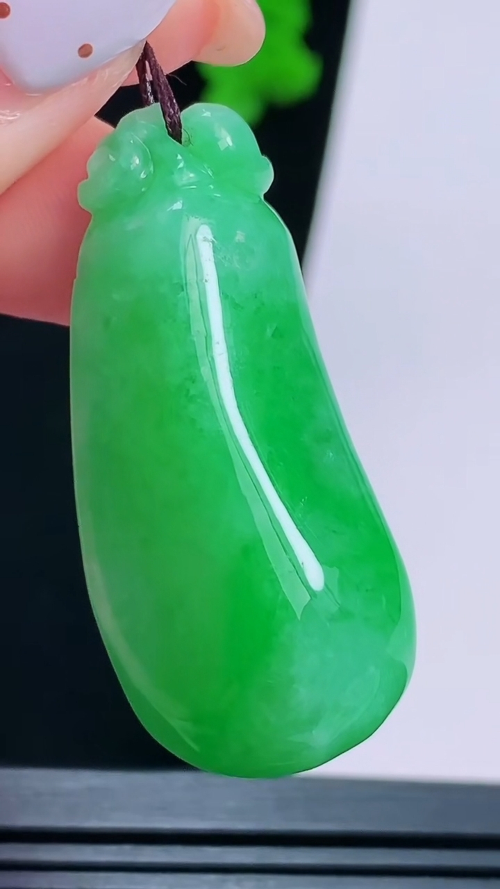 天然A货翡翠福瓜吊坠，尺寸40-18.5-12.5，重量:14.65g
8月15日