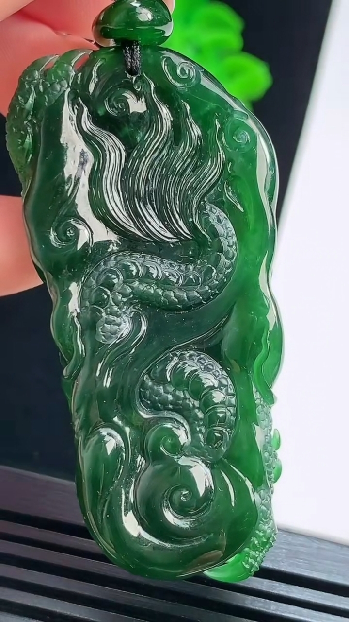 天然A货翡翠龙牌吊坠，尺寸55.6-28-17.2 重量:38.09g
8月15日