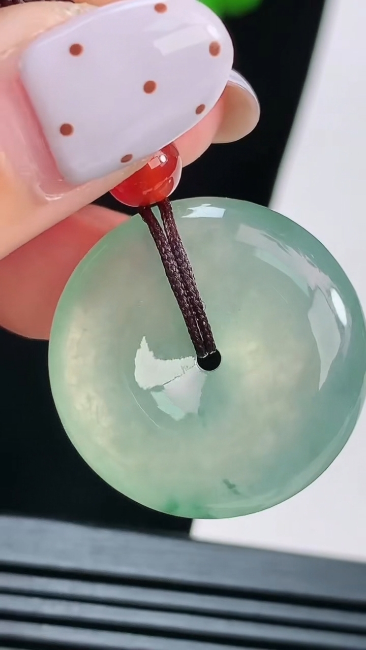 天然A货翡翠飘花平安扣吊坠，尺寸24.5-6 重量:10.77g
8月15日