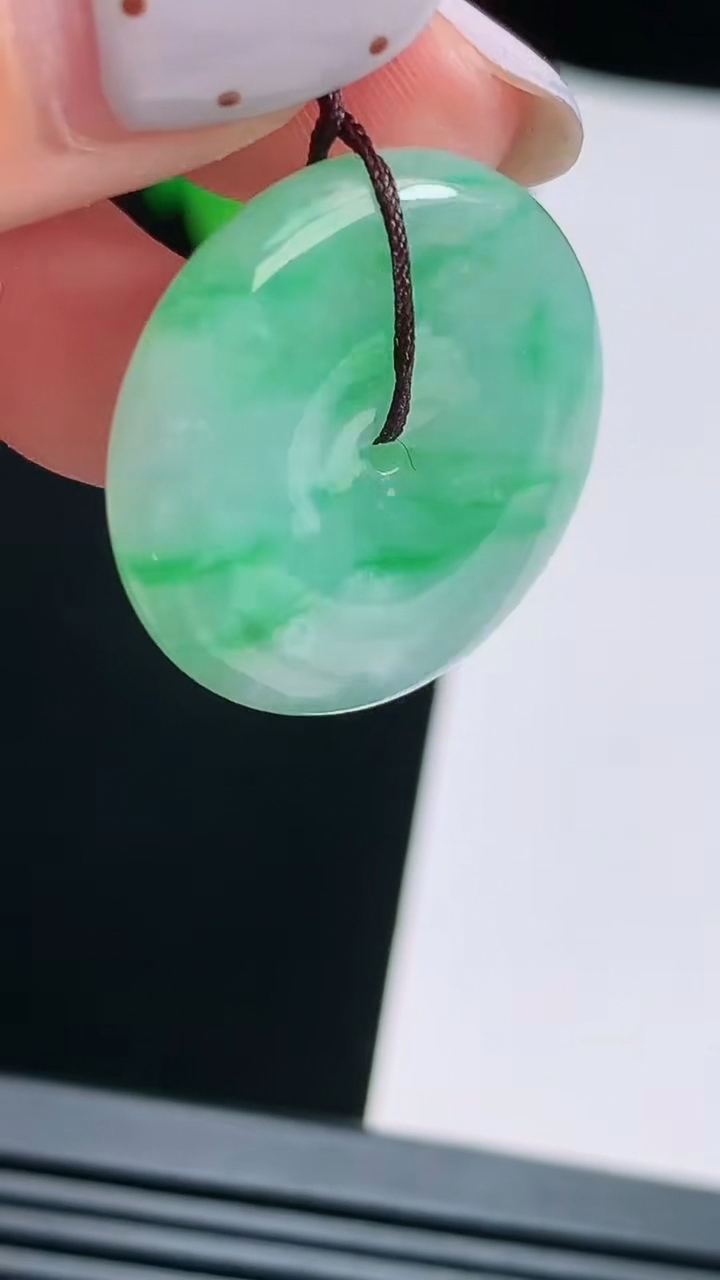 天然A货翡翠平安扣吊坠，尺寸26-5.2 重量:7.90g
8月15日