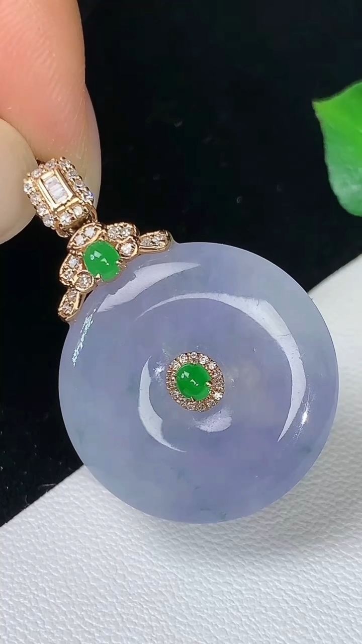 天然A货翡翠紫罗兰 飘花平安扣吊坠，尺寸21.8-3.7，重量:4.75g
8月15日