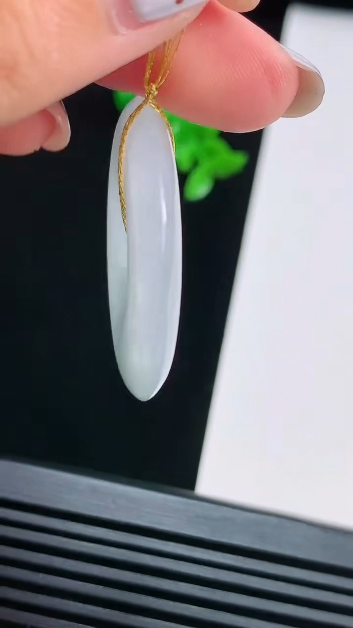 天然A货翡翠冰种飘花平安扣吊坠，尺寸35.5-5.5 重量:14.58g
8月15日