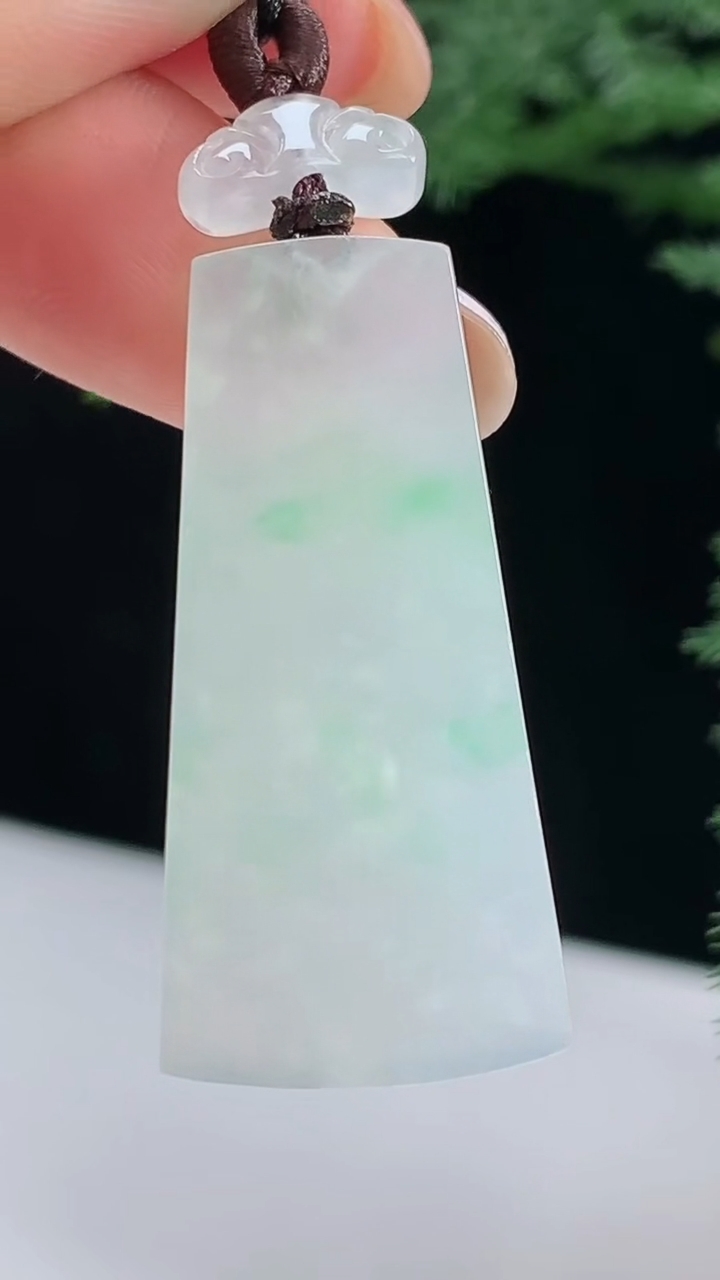 天然A货翡翠无事牌吊坠，尺寸36-17-6.2 重量:9.09g
8月15日
