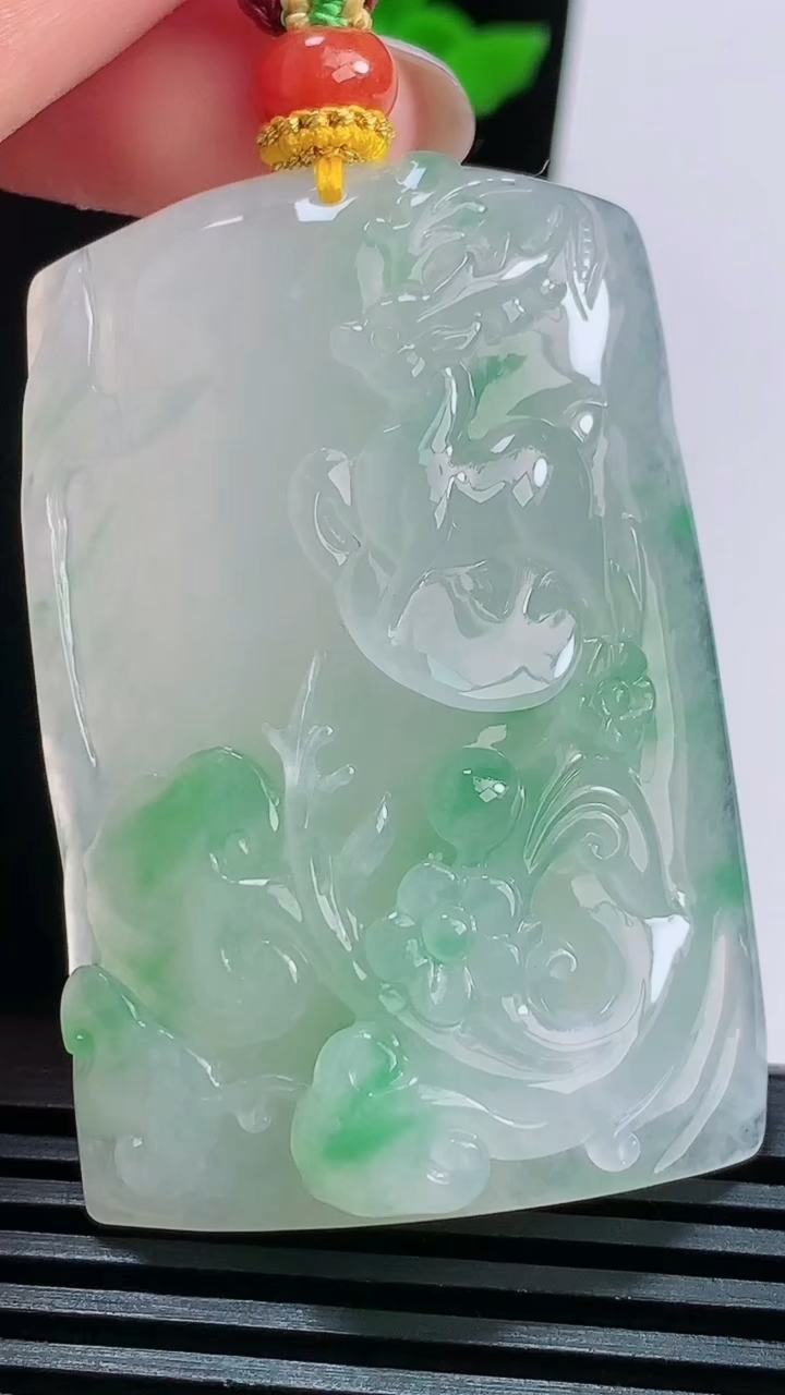 天然A货翡翠梅花鹿吊坠，尺寸52.6-35-10.8 重量:42.46g
8月15日