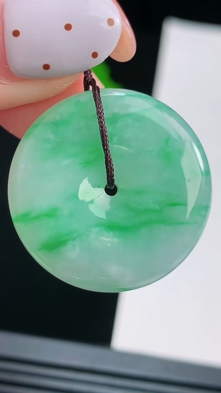 天然A货翡翠平安扣吊坠，尺寸26-5.2 重量:7.90g
8月15日