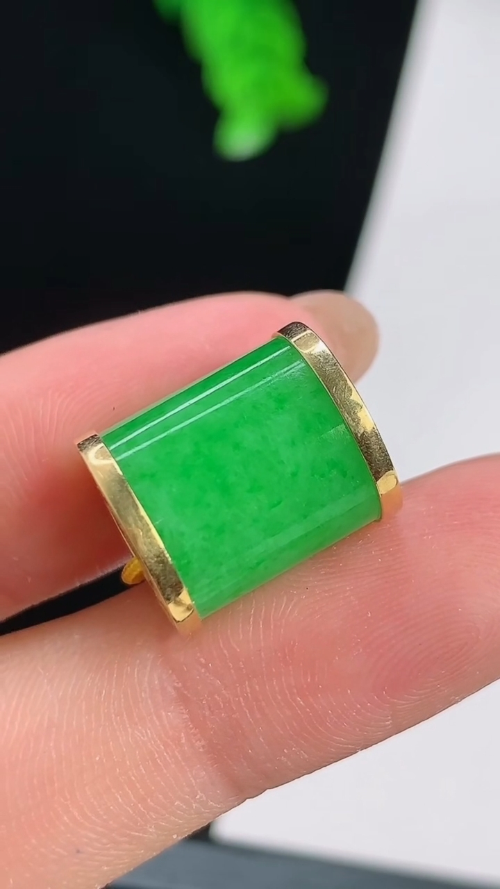 天然A货翡翠路路通吊坠，尺寸14-11.5 重量:4.00g
8月15日