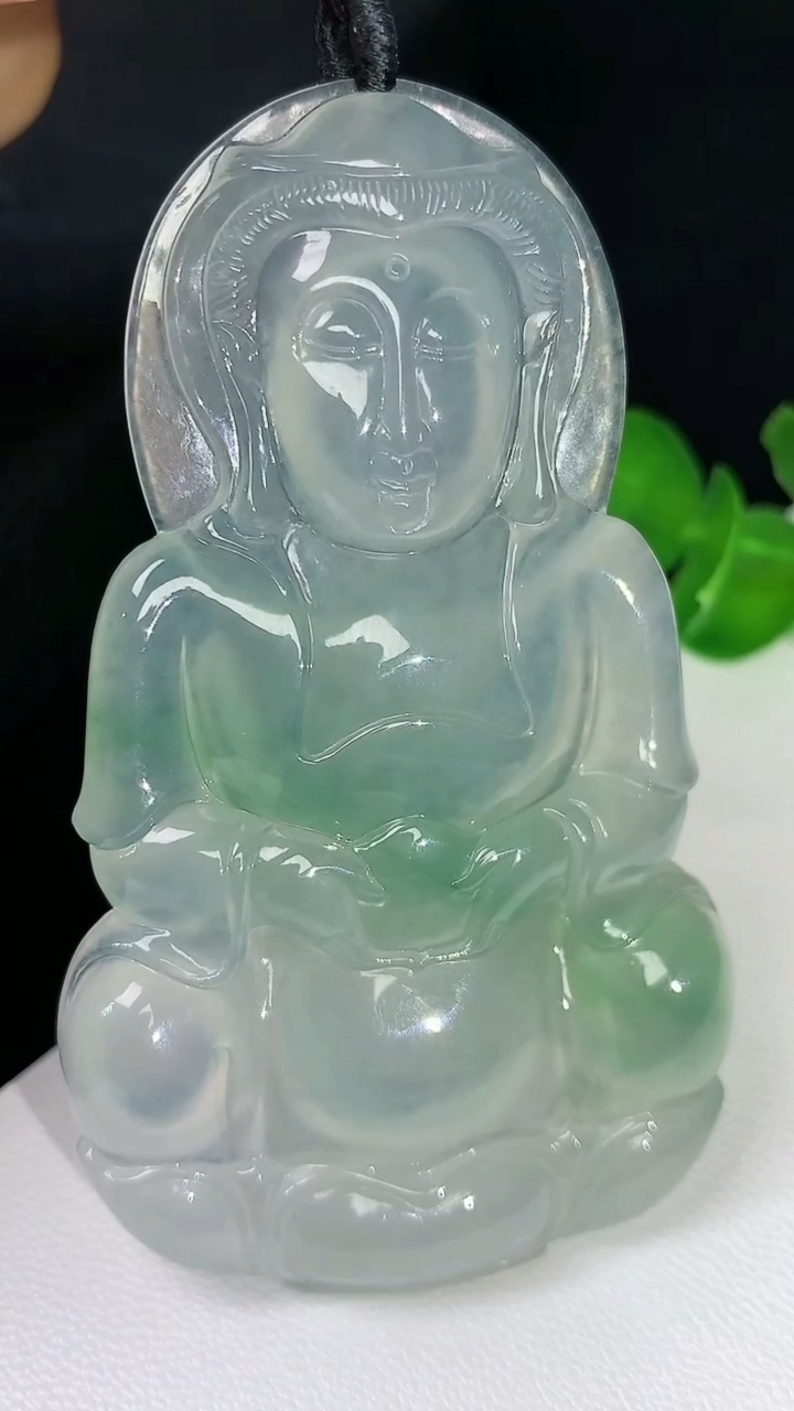 天然A货翡翠观音菩萨吊坠，尺寸67-38.9-6.8，重量:28.56g
8月15日