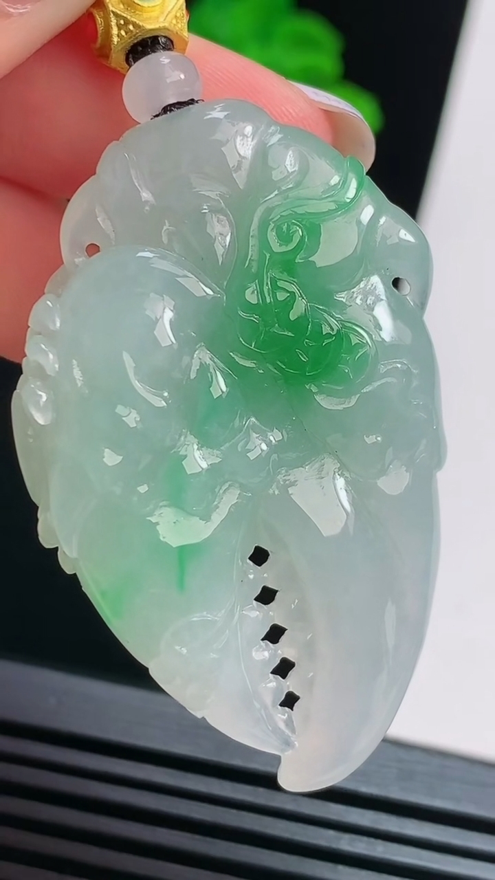 天然A货翡翠富甲一方 蟹钳吊坠，尺寸49-30.8-10 重量:25.77g
8月15日