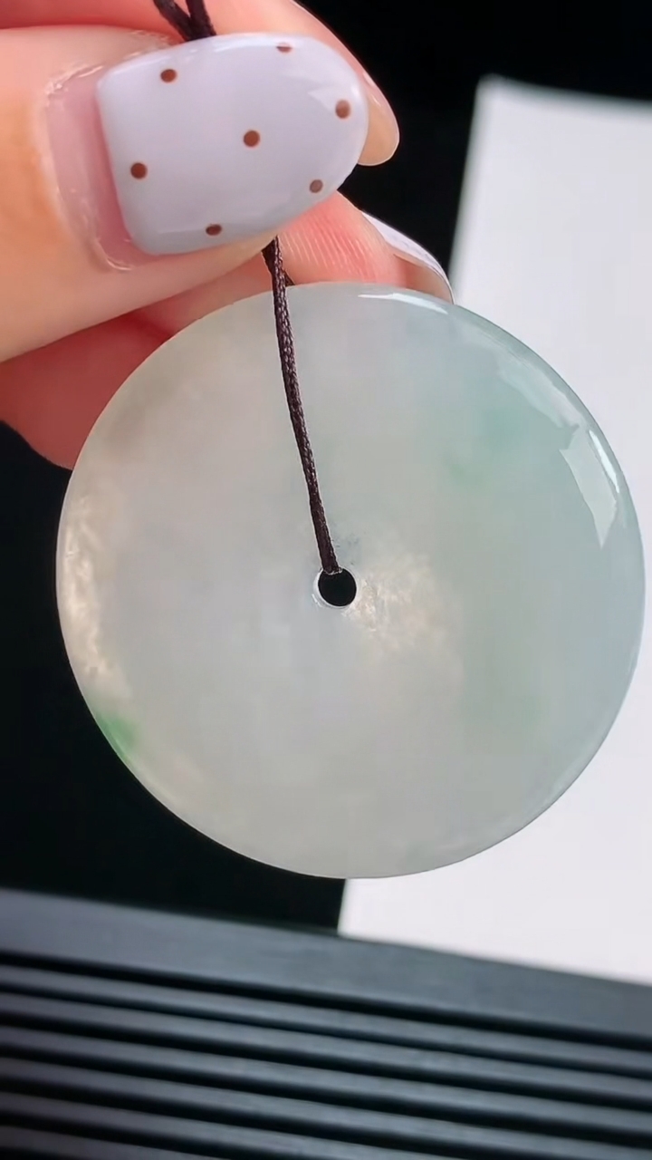 天然A货翡翠平安扣吊坠，尺寸37-5.5 重量:16.49g
8月15日
