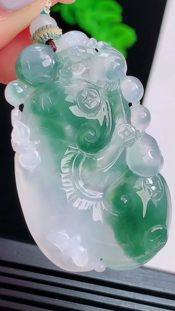 天然A货翡翠冰种飘花如意吊坠，尺寸48-28.6-6.3 重量:17.30g
8月15日