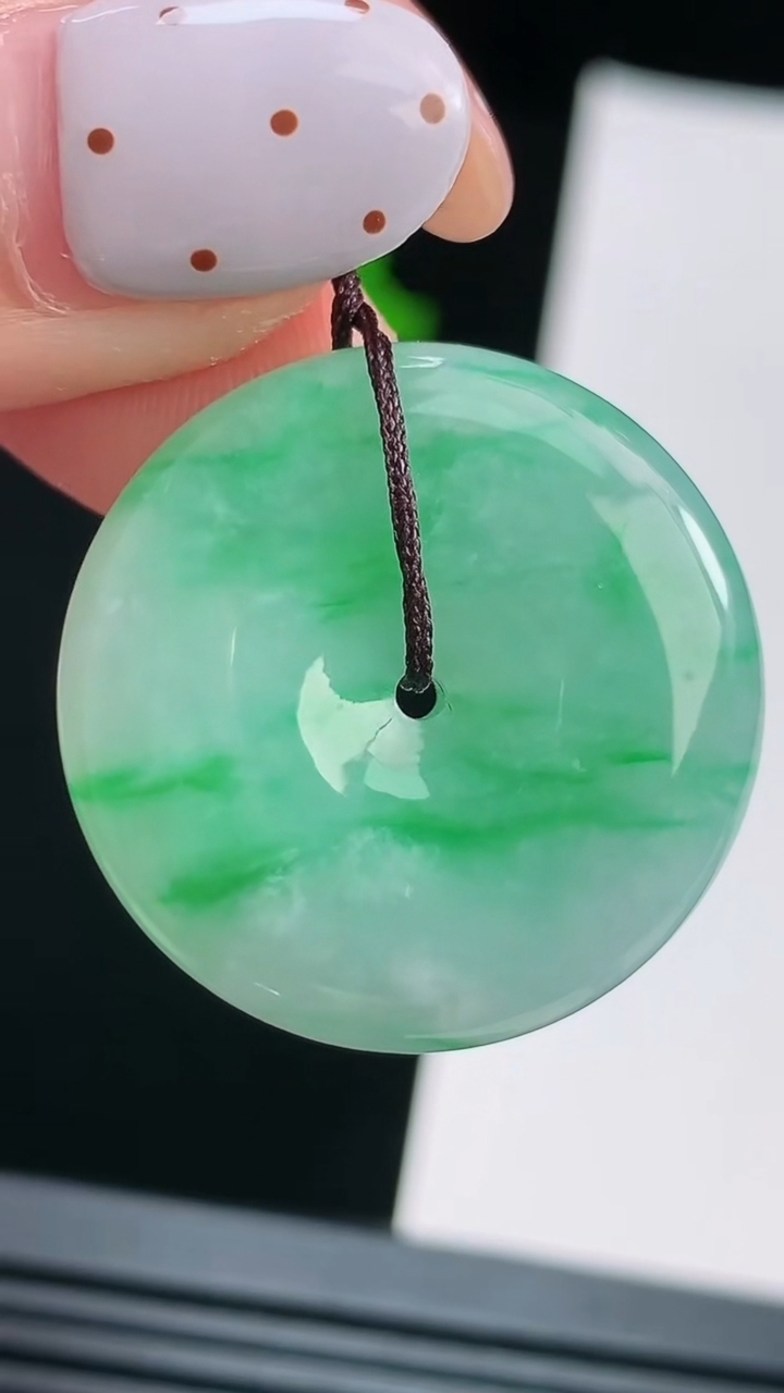 天然A货翡翠平安扣吊坠，尺寸26-5.2 重量:7.90g
8月15日