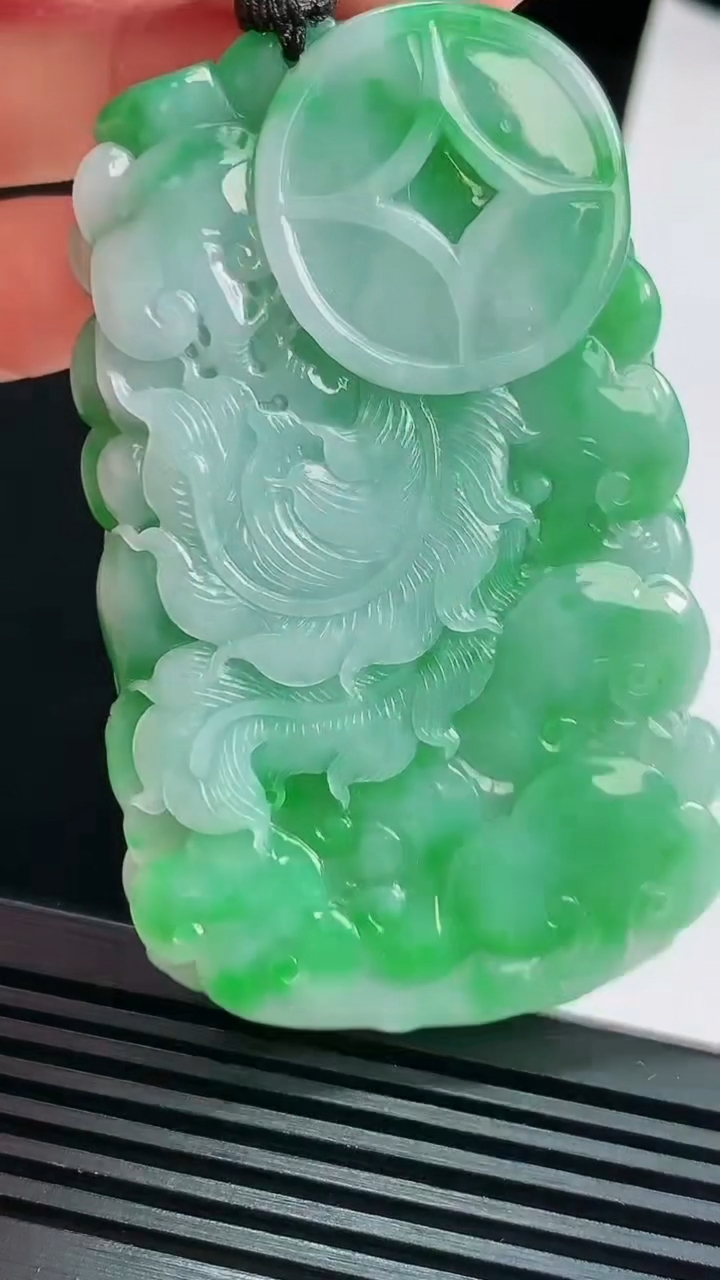 天然A货翡翠凤凰吊坠，尺寸70-45-11.2 重量:82.24g
8月15日
