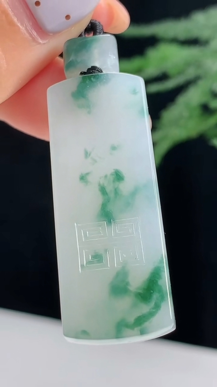 天然A货翡翠冰种飘花仿古无事牌吊坠，尺寸42-16.2-5.8 重量:13.72g
8月15日