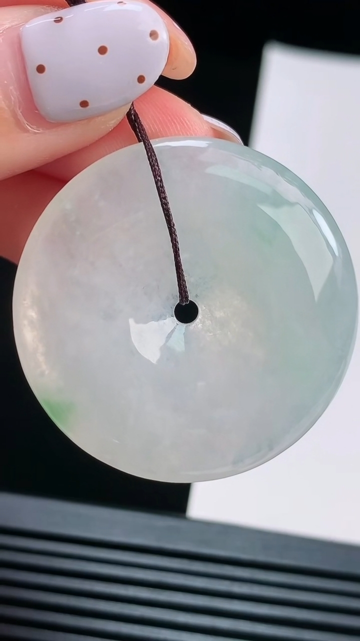 天然A货翡翠平安扣吊坠，尺寸37-5.5 重量:16.49g
8月15日