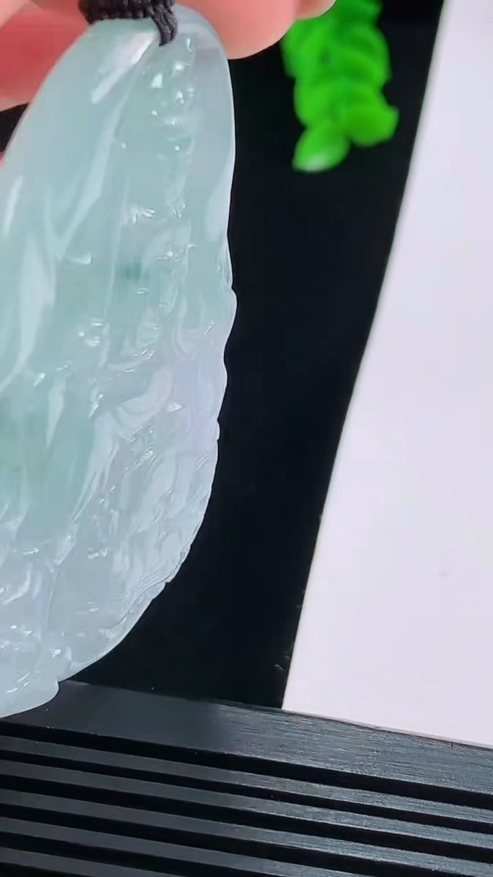 天然A货翡翠飘花文殊菩萨吊坠，尺寸62-37-7.2 重量:38.66g
8月15日