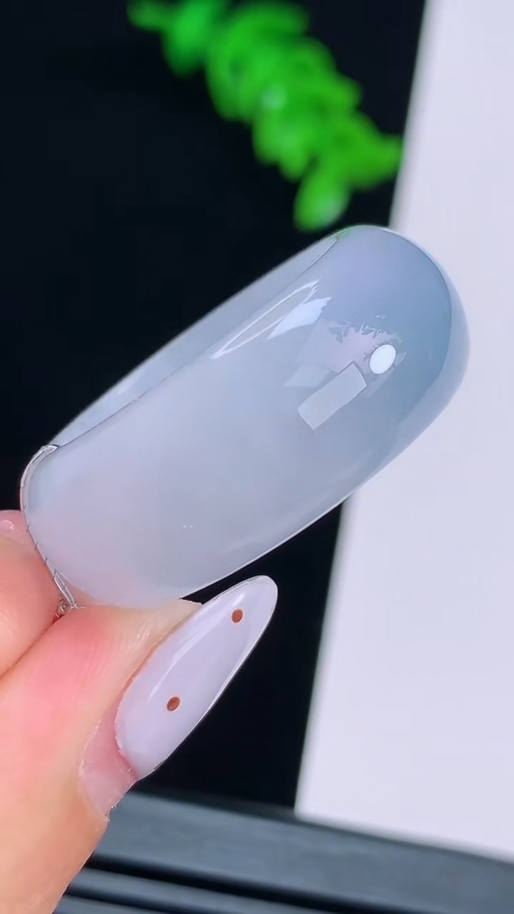 天然A货翡翠紫罗兰玉扳指 戒指，尺寸21-11-4.5 重量:10.80g2026年8月15日
工厂直销收藏佳品,种好水足，色泽均匀，有种有色，上手高大气！