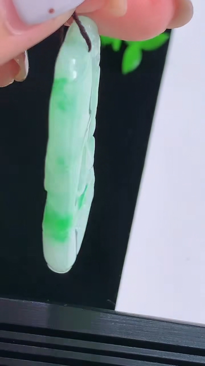 天然A货翡翠节节高升 竹节吊坠，尺寸51-24-6.8 重量:18.05g
8月15日
