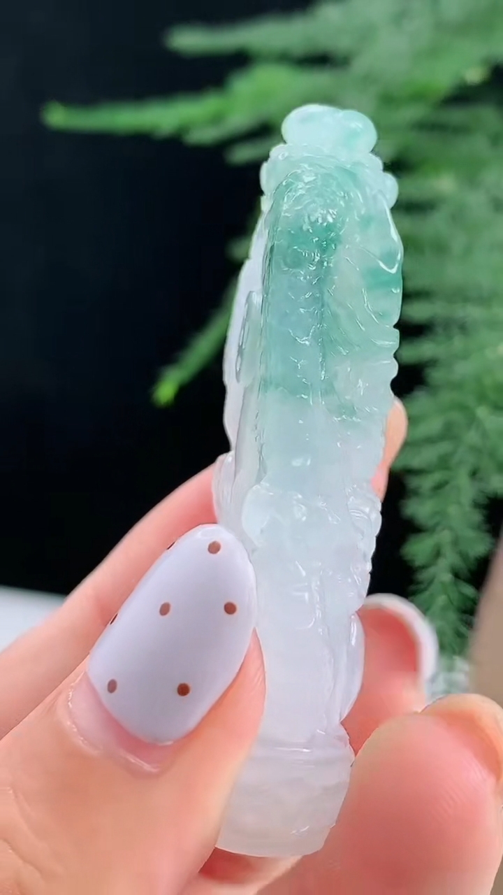 天然A货翡翠飘花龙柱吊坠，尺寸55-23-11.8，重量:26.31g
8月15日