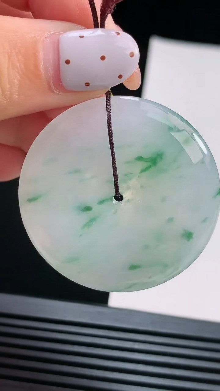 天然A货翡翠冰种飘花平安扣吊坠，尺寸39-5.5 重量:19.27g
8月15日