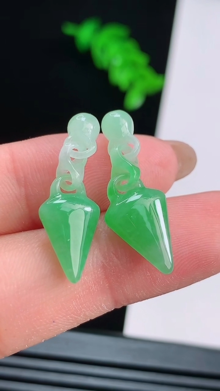 天然A货翡翠福瓜吊坠一对，尺寸16-9.5-4.8 重量:2.46g
8月15日