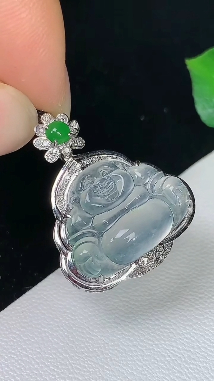 天然A货翡翠白冰佛公吊坠，尺寸25.7-20.5-8.3，裸石13.4-17.8，重量:2.90g
8月15日