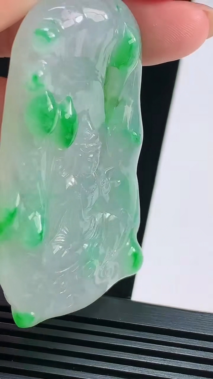 天然A货翡翠观音菩萨吊坠，尺寸64-37-11 重量:55.66g
8月15日