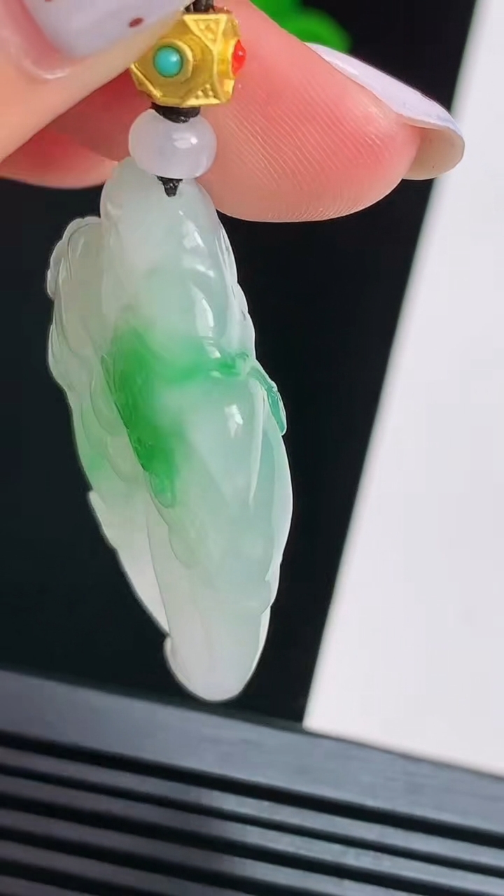 天然A货翡翠富甲一方 蟹钳吊坠，尺寸49-30.8-10 重量:25.77g
8月15日