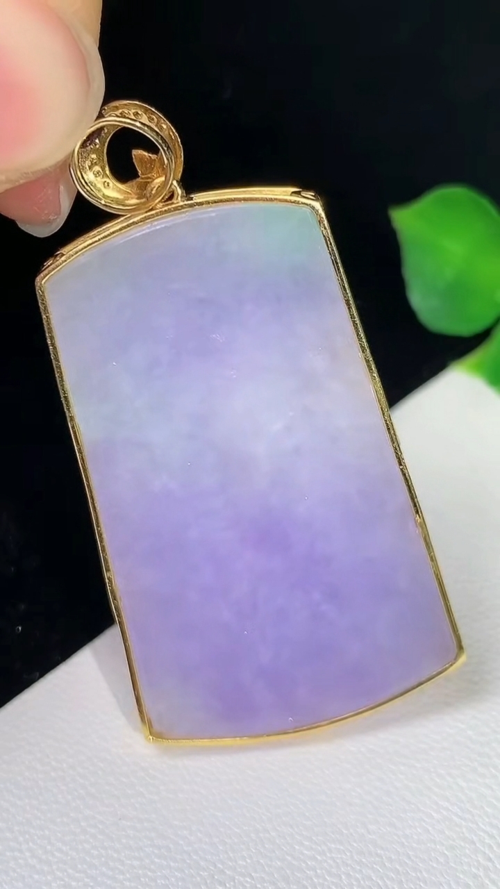 天然A货翡翠k金春带彩 紫罗兰无事牌吊坠，尺寸39.7-24.3-4，重量:12.03g
8月15日