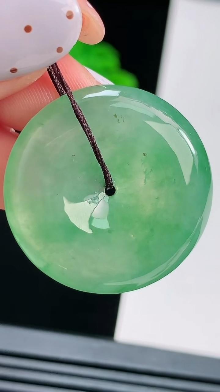 天然A货翡翠平安扣吊坠，尺寸28-5.8 重量:9.21g
8月15日