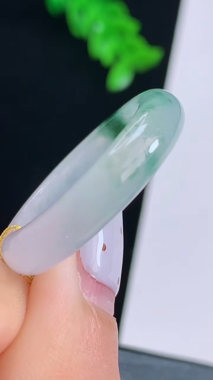 天然A货翡翠冰种飘花玉指环 戒指，尺寸20.3-5.5-3.8 重量:4.74g2026年8月15日
工厂直销收藏佳品,种好水足，色泽均匀，有种有色，上手高大气！