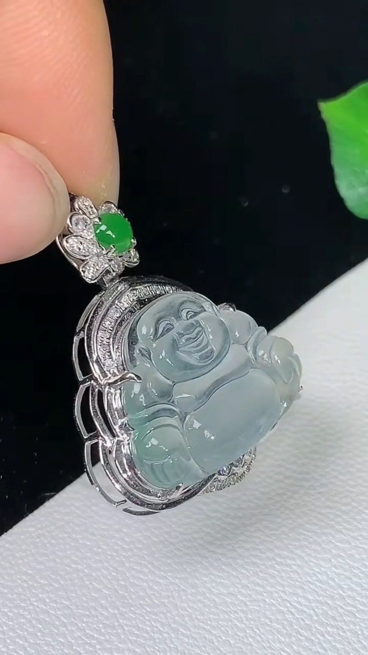 天然A货翡翠白冰佛公吊坠，尺寸25.7-20.5-8.3，裸石13.4-17.8，重量:2.90g
8月15日