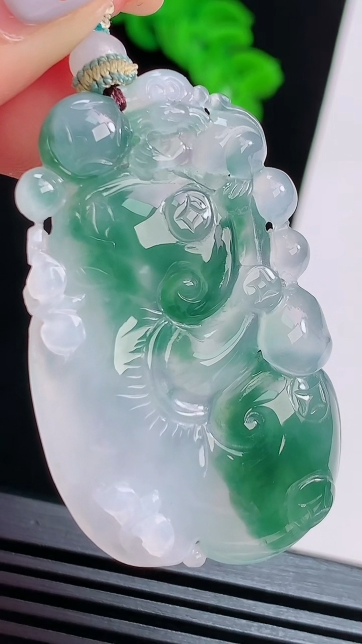 天然A货翡翠冰种飘花如意吊坠，尺寸48-28.6-6.3 重量:17.30g
8月15日