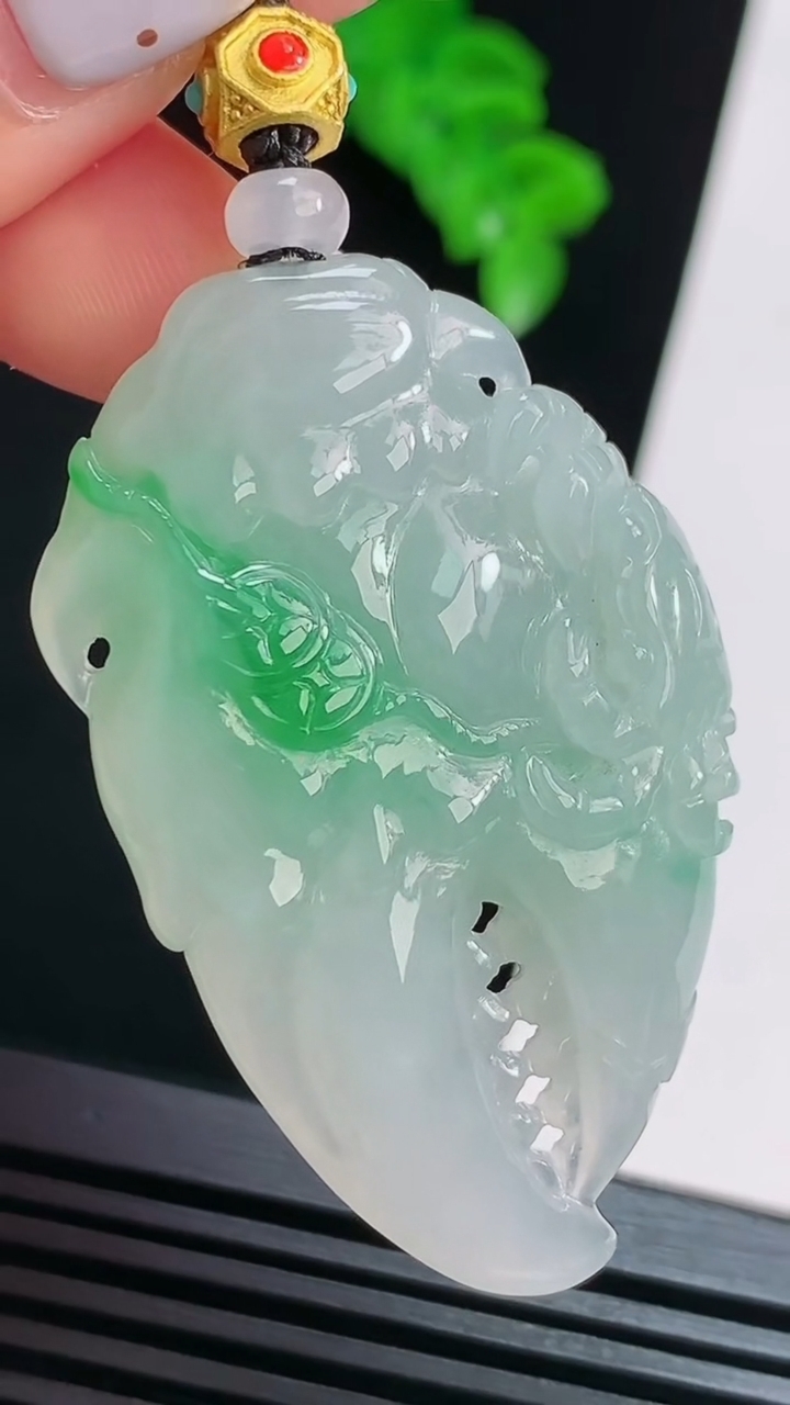 天然A货翡翠富甲一方 蟹钳吊坠，尺寸49-30.8-10 重量:25.77g
8月15日