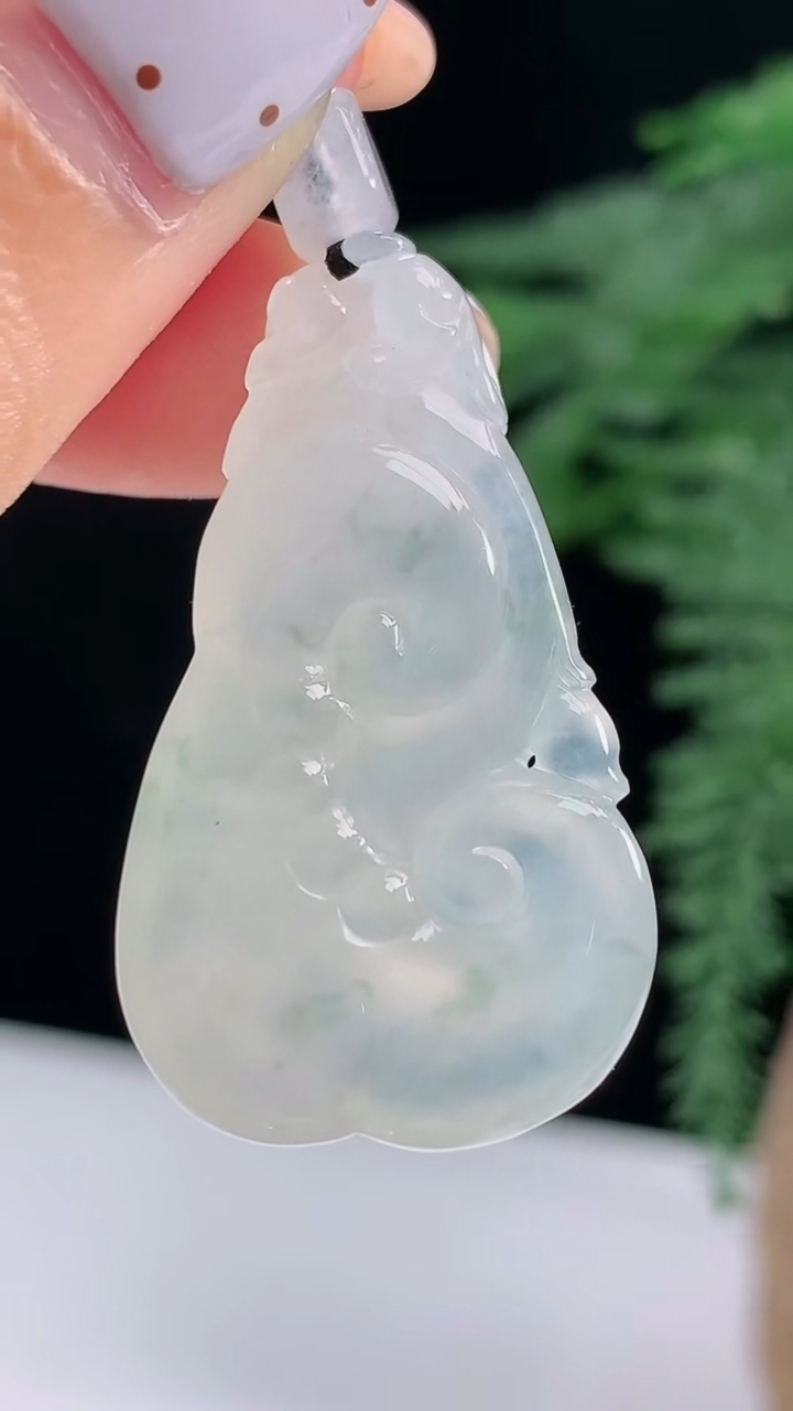天然A货翡翠冰种飘花如意吊坠，尺寸36-21-8.2 重量:9.90g
8月15日