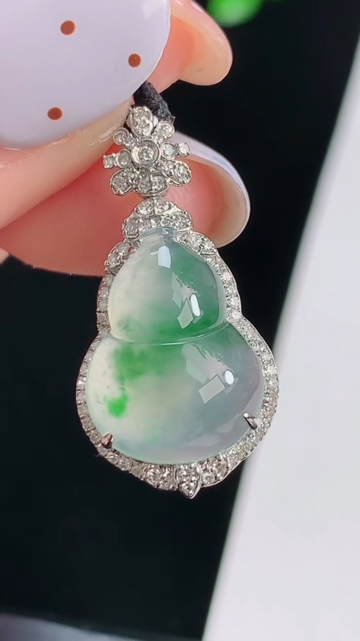 天然A货翡翠葫芦吊坠，尺寸26-13.2-7.8，裸石15.5-11 重量:2.44g
8月15日