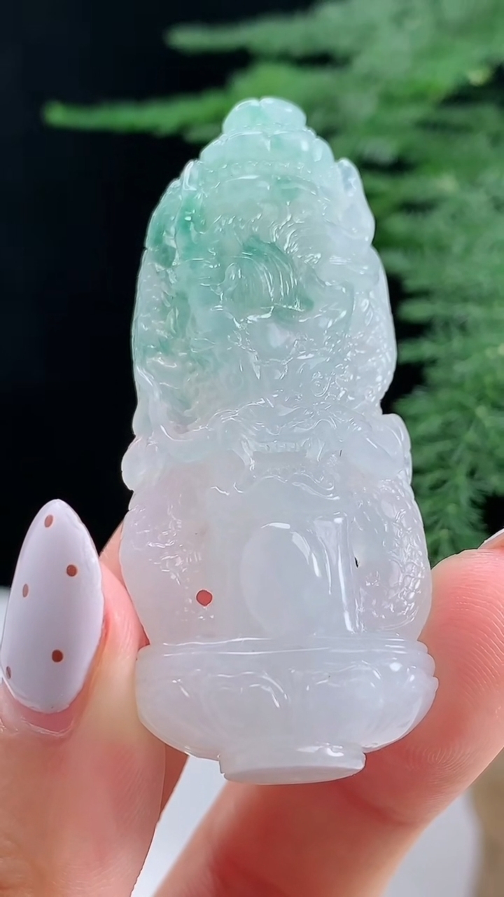 天然A货翡翠飘花龙柱吊坠，尺寸55-23-11.8，重量:26.31g
8月15日