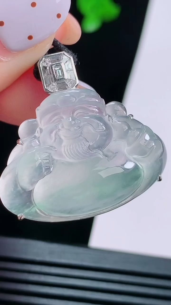 天然A货翡翠财神爷吊坠，尺寸29-30-8，裸石22-30 重量:8.18g
8月15日