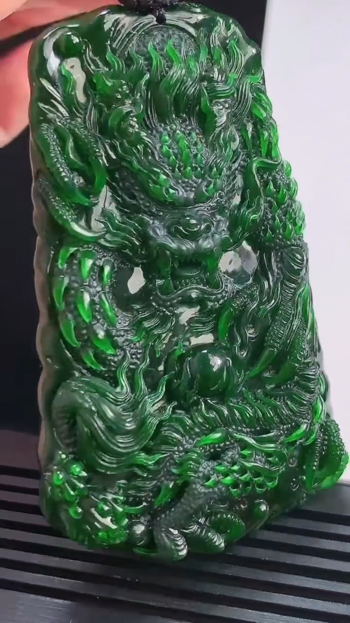 天然A货翡翠龙牌吊坠，尺寸75.5-45-10.5，重量:61.47g
8月15日