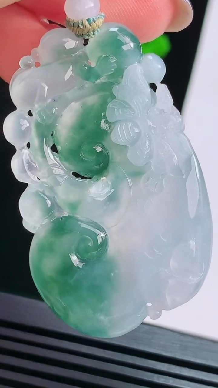天然A货翡翠冰种飘花如意吊坠，尺寸48-28.6-6.3 重量:17.30g
8月15日