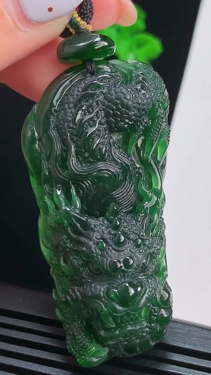 天然A货翡翠龙牌吊坠，尺寸55.6-28-17.2 重量:38.09g
8月15日