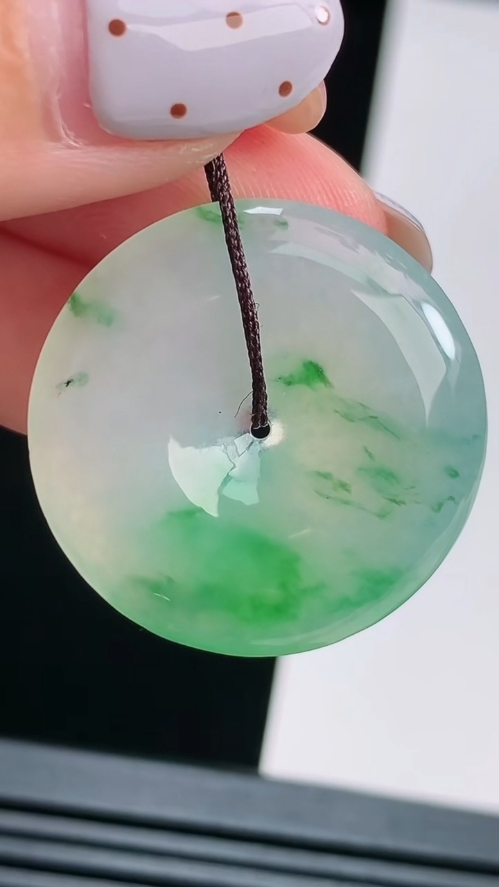 天然A货翡翠平安扣吊坠，尺寸27-4.5 重量:6.75g
8月15日