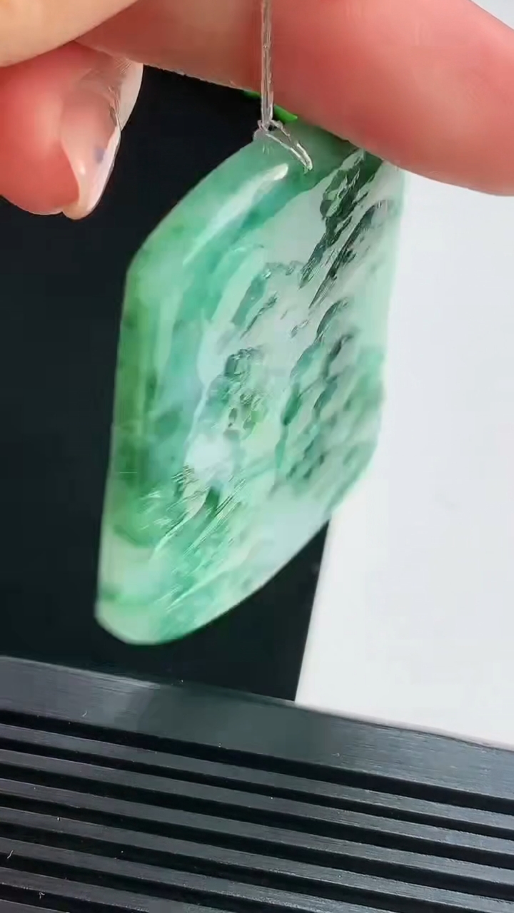 天然A货翡翠山水牌吊坠，尺寸54.2-38-6 重量:31.68g
8月15日