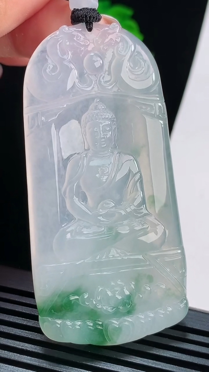 天然A货翡翠种飘花大日如来佛吊坠，尺寸70.6-34.5-5.2，重量:36.16g
8月15日