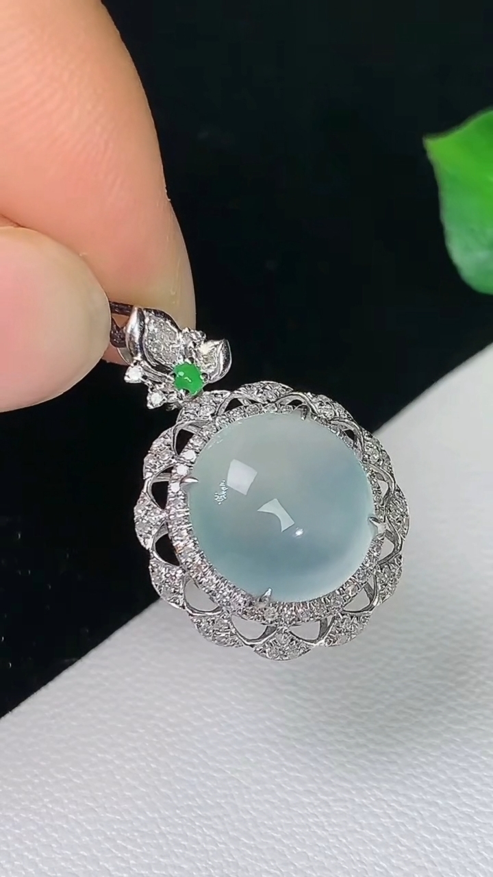 天然A货翡翠白冰蛋面吊坠，尺寸22-15-8.3，裸石10.5-9.9，重量:2.24g
8月15日