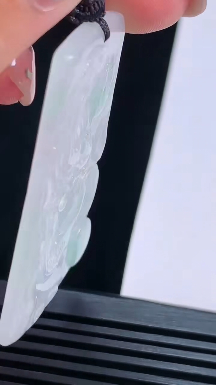 天然A货翡翠龙牌吊坠，尺寸52.8-32-4.6 重量:18.96g
8月15日