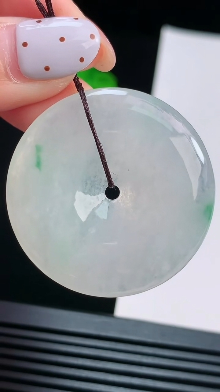 天然A货翡翠平安扣吊坠，尺寸37-5.5 重量:16.49g
8月15日