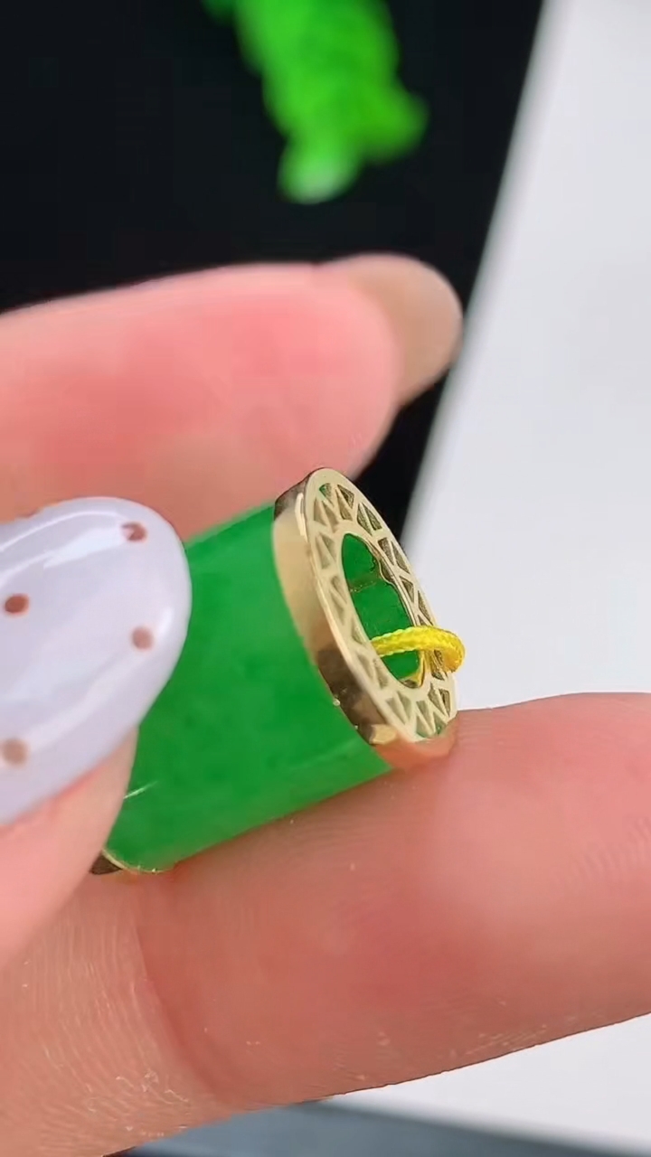 天然A货翡翠路路通吊坠，尺寸14-11.5 重量:4.00g
8月15日